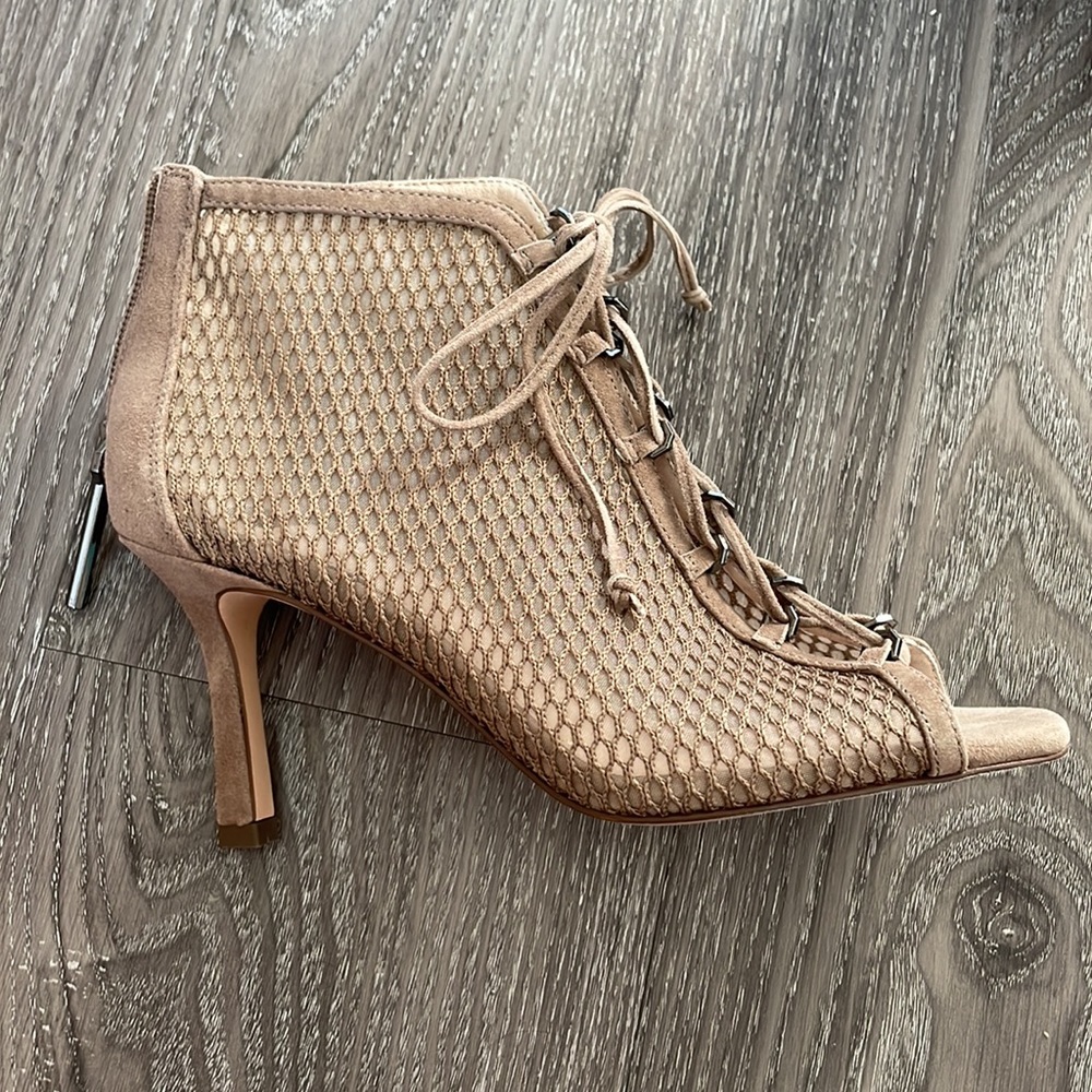 NWT Louise et Cie lace up shooties